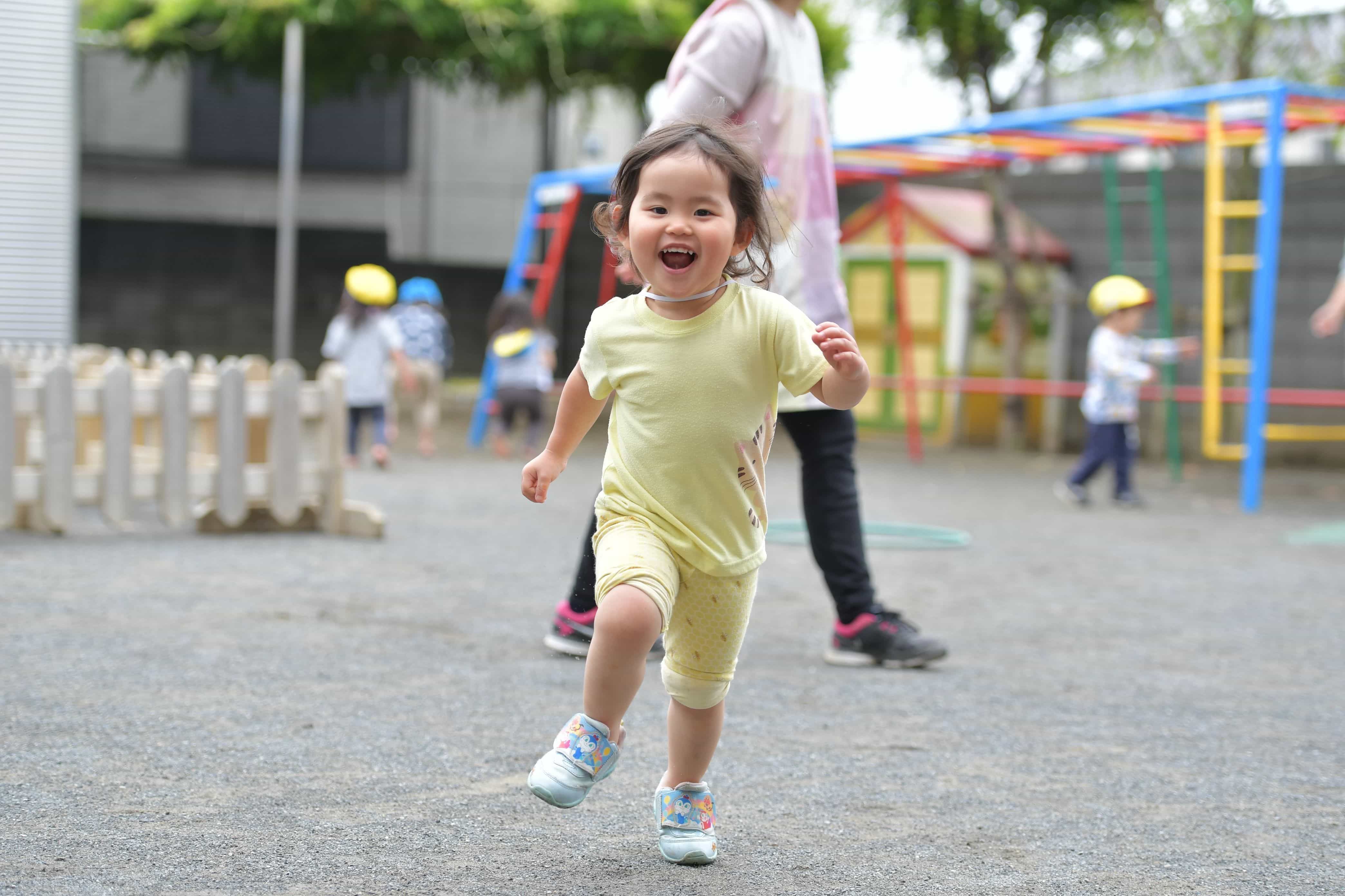 幼児クラスの児童が追いかけっこをする画像